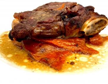 Galta de porc rostida al forn amb carbassa i vi dolç