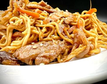 Fideus yakisoba amb pollastre i xiitake