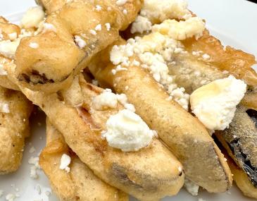 Tempura d'albergínia amb formatge de cabra i mel