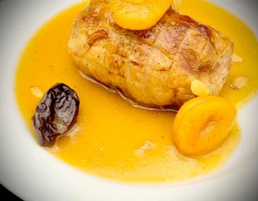 Rodonet de pollastre farcit de dàtil i bacon